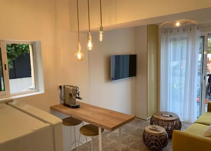 Charmant Studio Dans Villa - Parking - Jardin